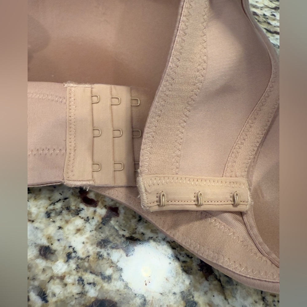 Vanity Fair 42C striped tan adjustable triple hook padded bra - Picture 8 of 11